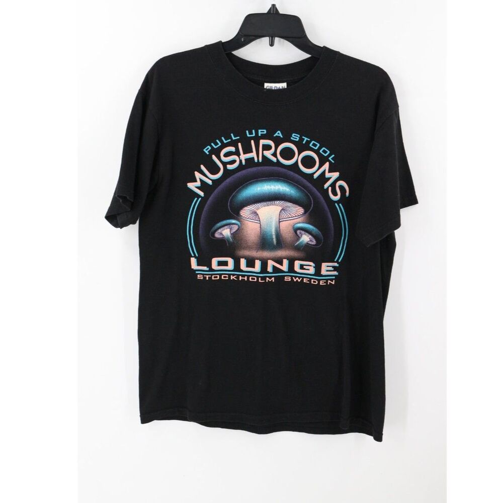 Vintage 90s/y2k Graphic Print T-shirt Size Medium Black Mushroom Lounge